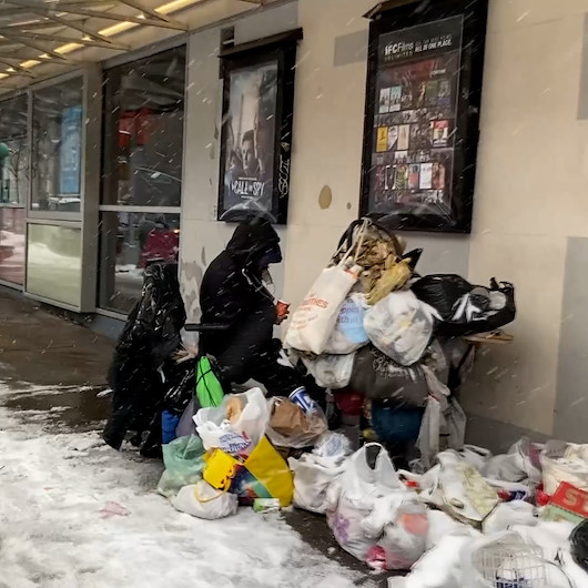 New York’ta sokakta yaşayanlar kar fırtınası ile mücadele ediyor